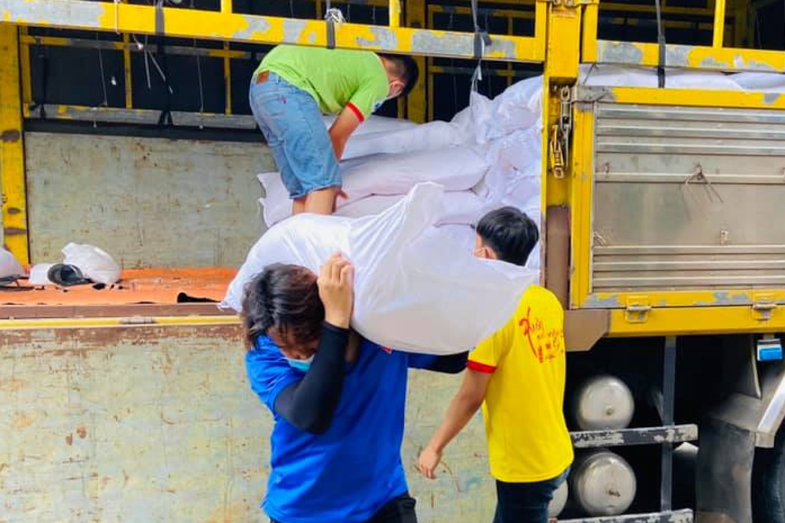Ban liên lạc hội Cựu sinh viên HUFI kêu gọi hỗ trợ 2,5 tấn gạo giúp đỡ sinh viên khó khăn