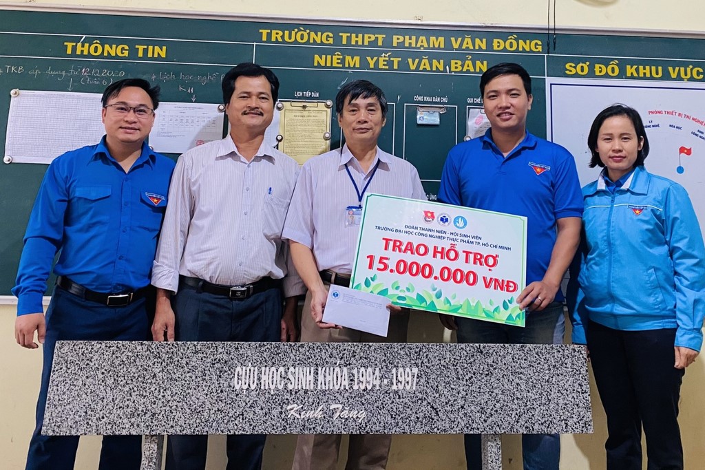Hơn 30 triệu đồng hỗ trợ đến tay học sinh miền Trung
